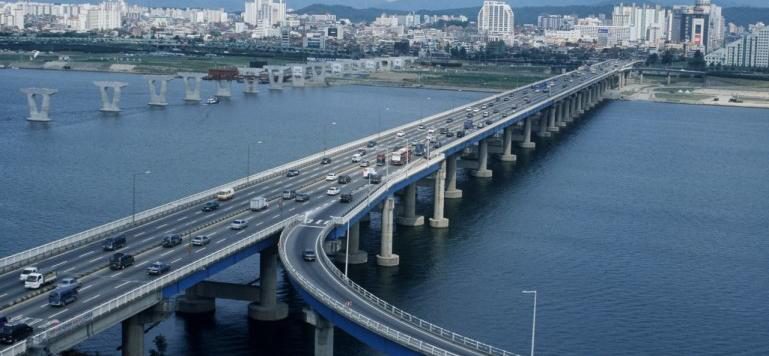 Aerial view of Cheonho Bridge crossing the Han River